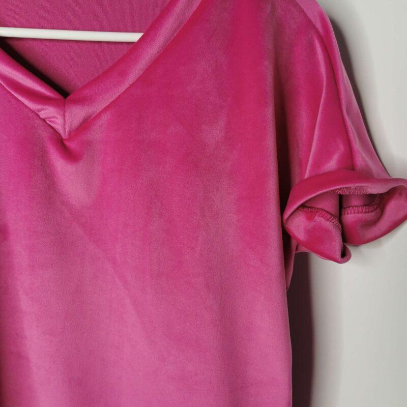 różowy dres welurowy damski falbanka krotki rekaw przod z bliska