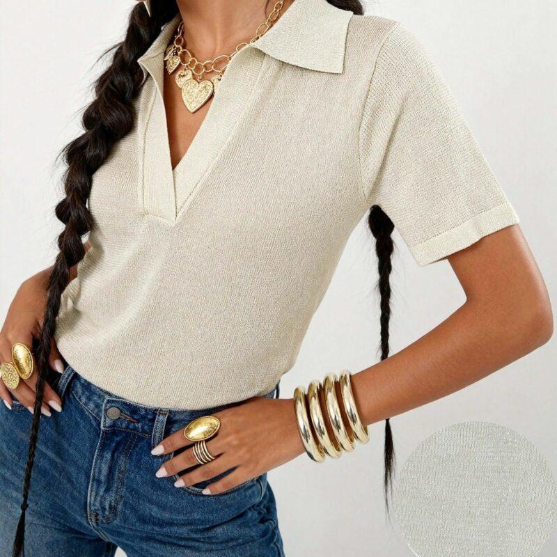 Koszulka polo z kolnierzem na modelce