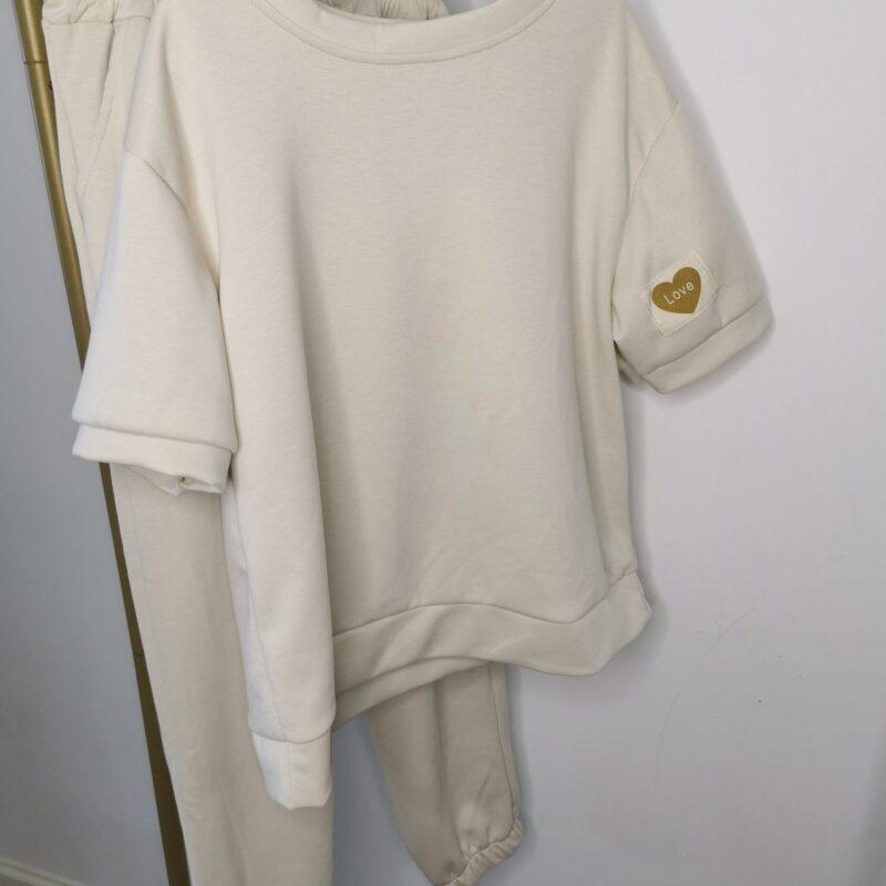 Masełkowy beżowy komplet dresowy z krótkim rękawem