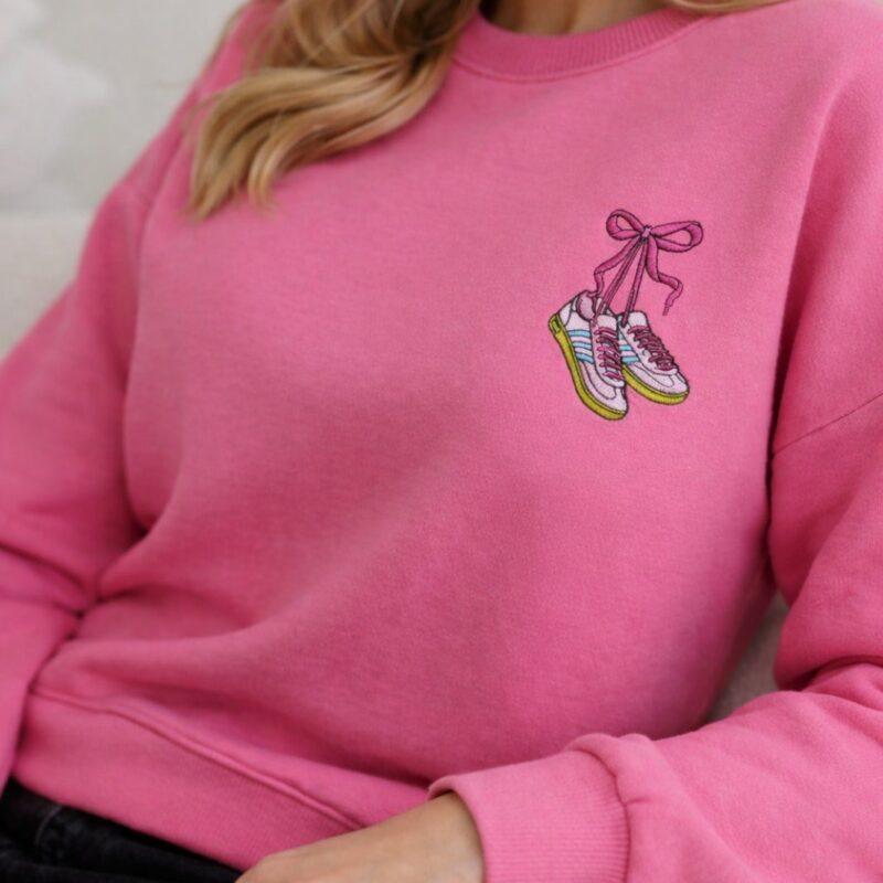 Różowa bluzka bawełniana z bliska na modelce