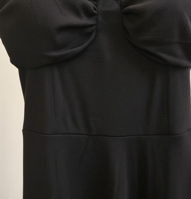 Czarna sukienka na ramiączkach z bliska