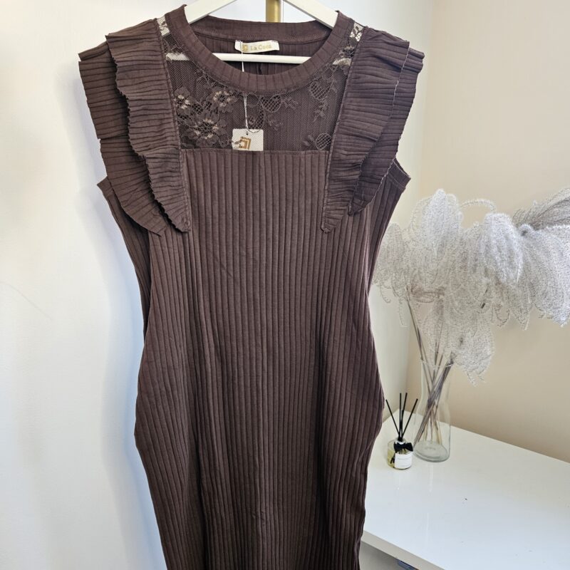 Czekoladowa sukienka damska z falbankami i siateczką na górze Stylowe Strio