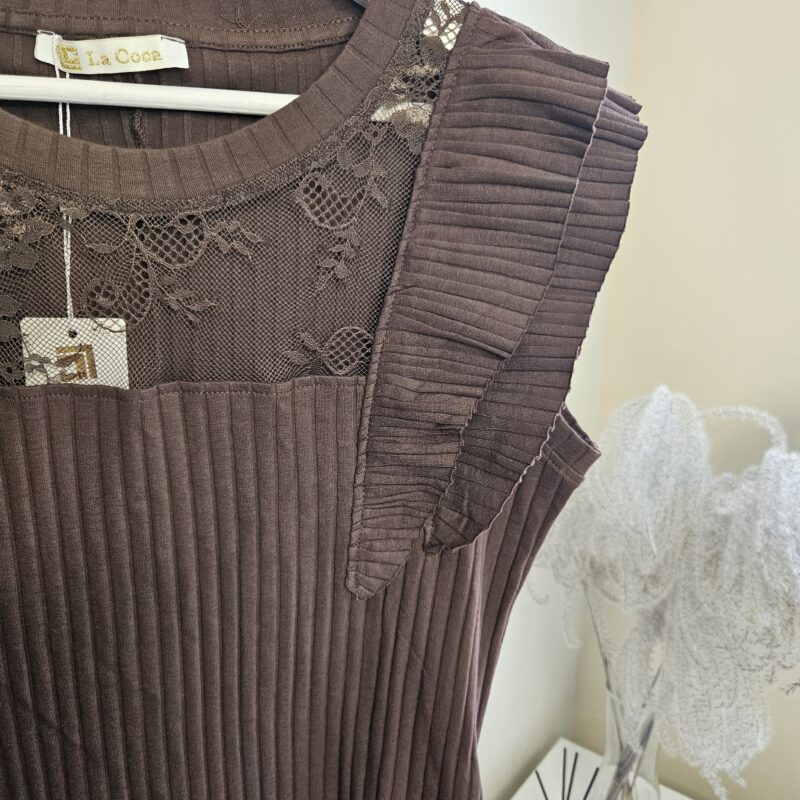 Czekoladowa sukienka damska z falbankami i siateczką na górze Stylowe Strio z bliska