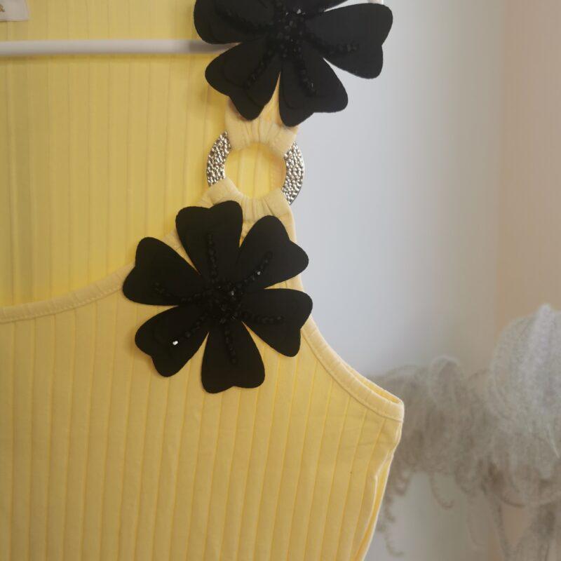 Żółta koszulka damska na ramiączkach z kwiatami 3D z bliska