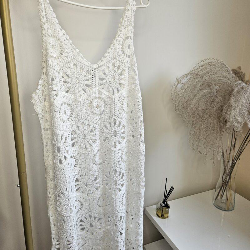 Biała sukienka ażurowa