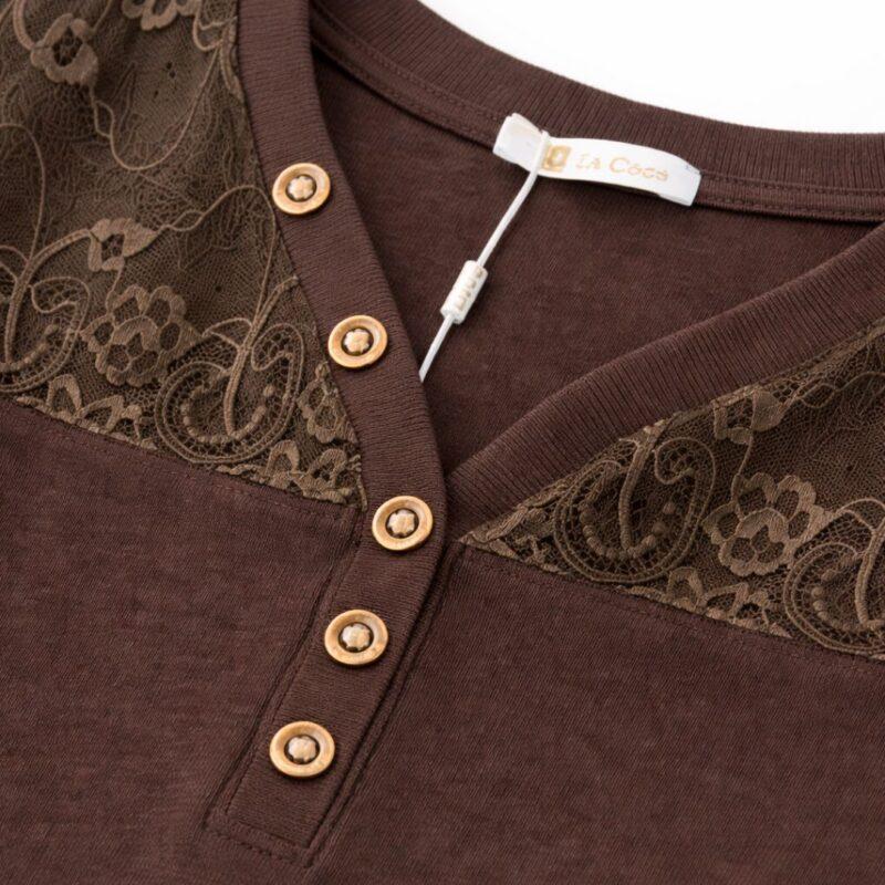 Detal bluzki damskiej brązowej – koronka przy dekolcie i ozdobne guziki
