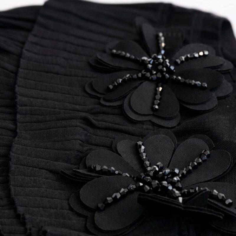 detal czarnej bluzki dla większego biustu z ozdobnymi kwiatami