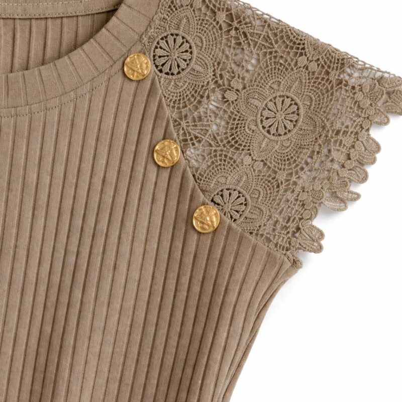 beżowa bluzka prążkowana damska z koronką i złotymi guzikami