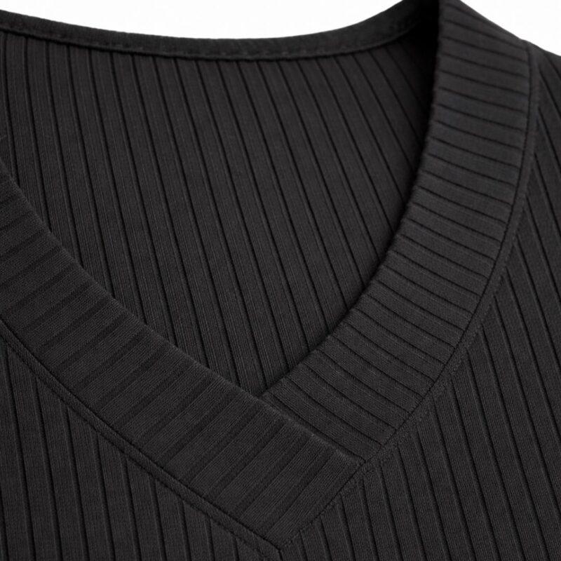 czarna koszulka damska prążkowana dekolt w serek styl casual