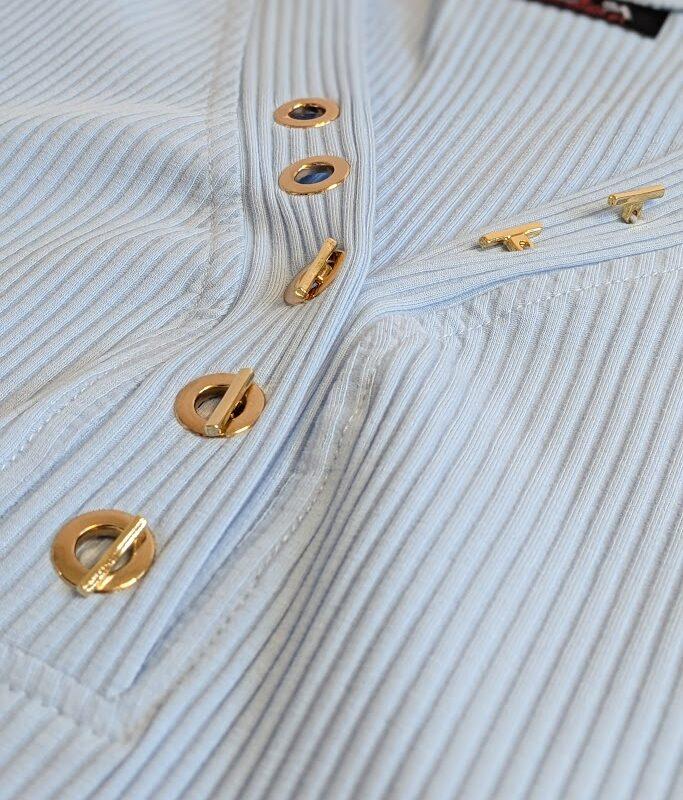 dekolt z guzikami sukienka niebieska detal