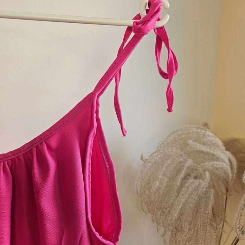 przewiewna sukienka damska na lato stylizacja z bliska