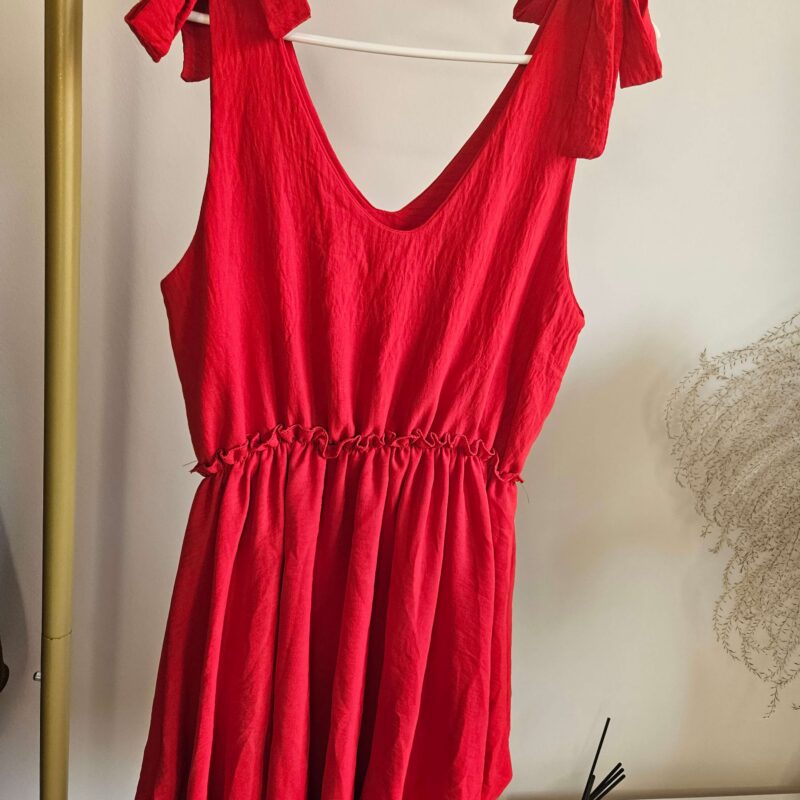 sukienka mini z wiązaniem na ramionach look