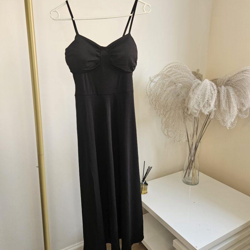 Czarna sukienka na ramiączkach