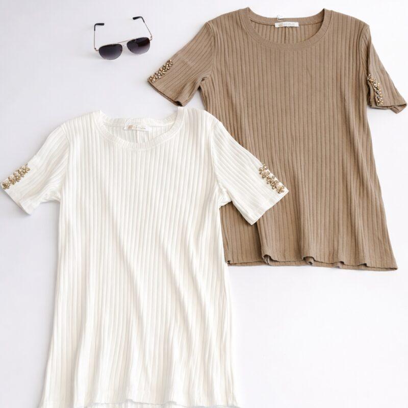 beżowa i biała bluzka prążkowana damska z cyrkoniami na rękawie zestaw