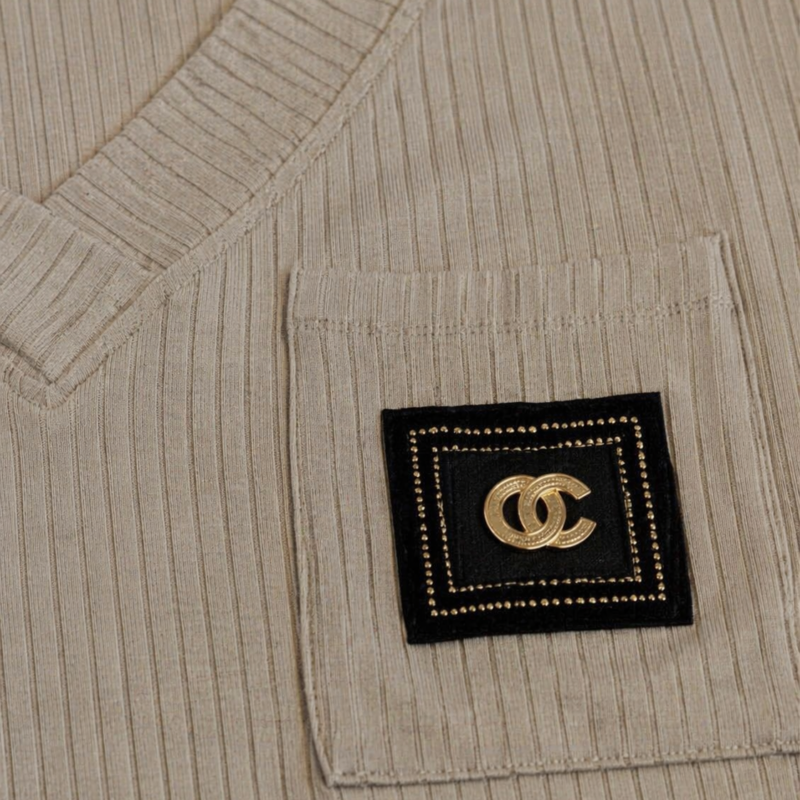 beżowa koszulka prążkowana detal logo premium