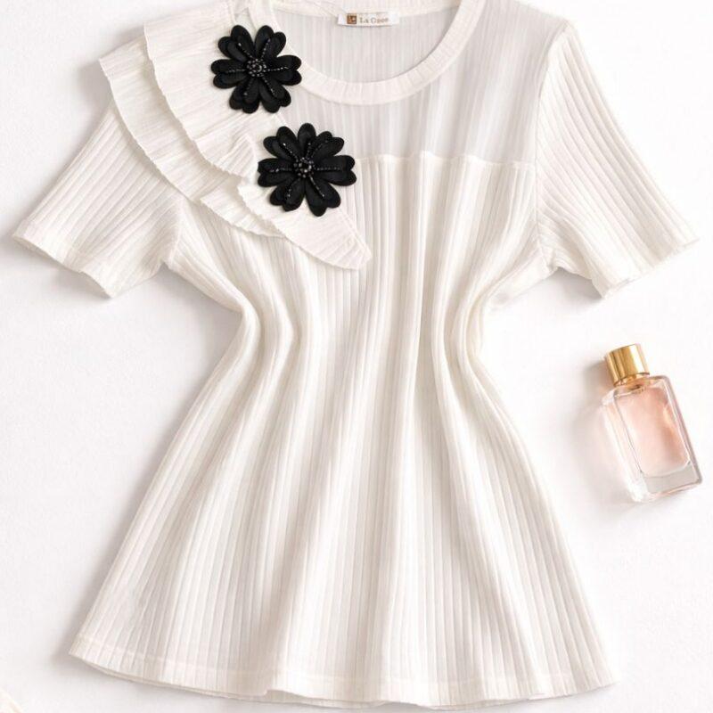 bluzka damska biała prążkowana z kwiatami na ramieniu elegancka dla większego biustu