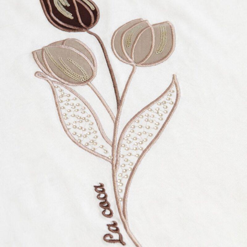 haft tulipany z delikatnymi cyrkoniami na białej bluzce damskiej