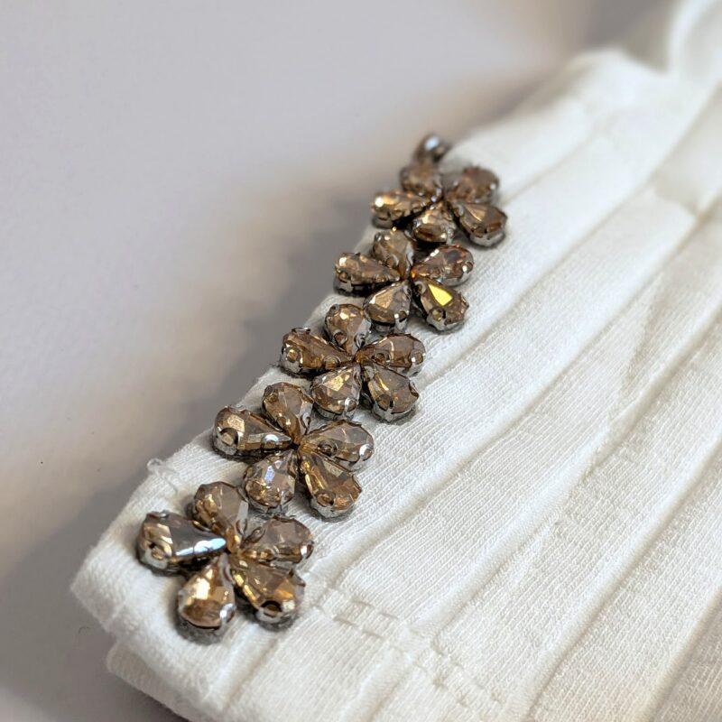 biała koszulka prążkowana damska detal rękawa cyrkonie kwiatki