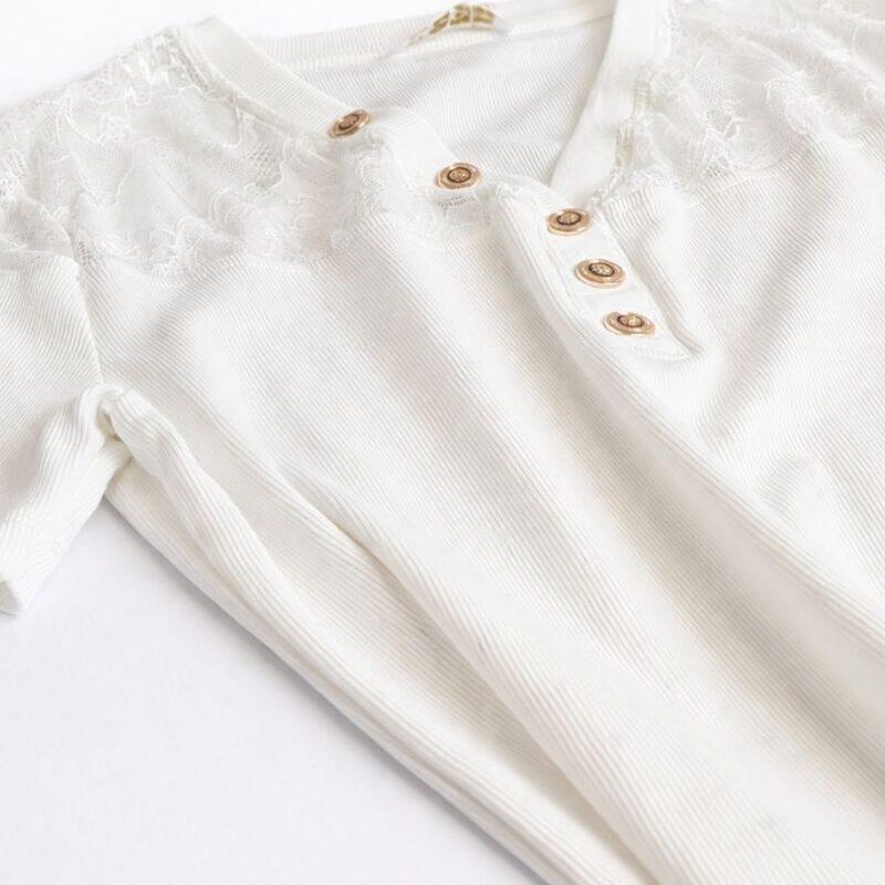 Biała bluzka damska z koronką przy dekolcie i ozdobnymi guzikami material prażkowany premium