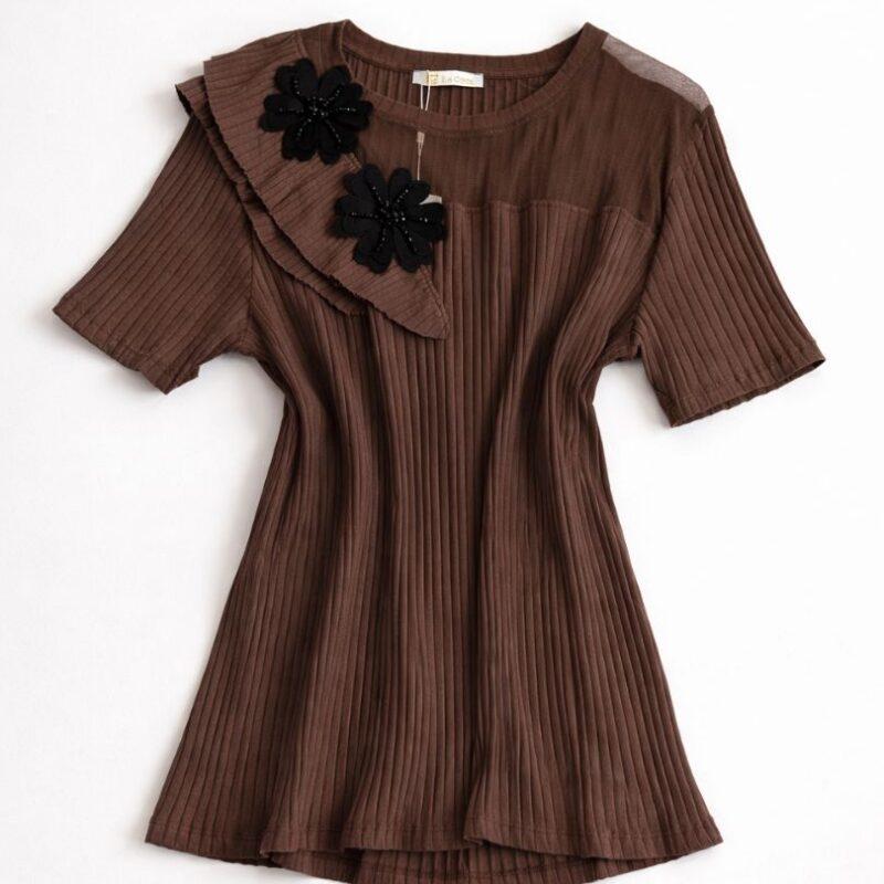 bluzka damska brązowa prążkowana z kwiatami na ramieniu elegancka dla większego biustu