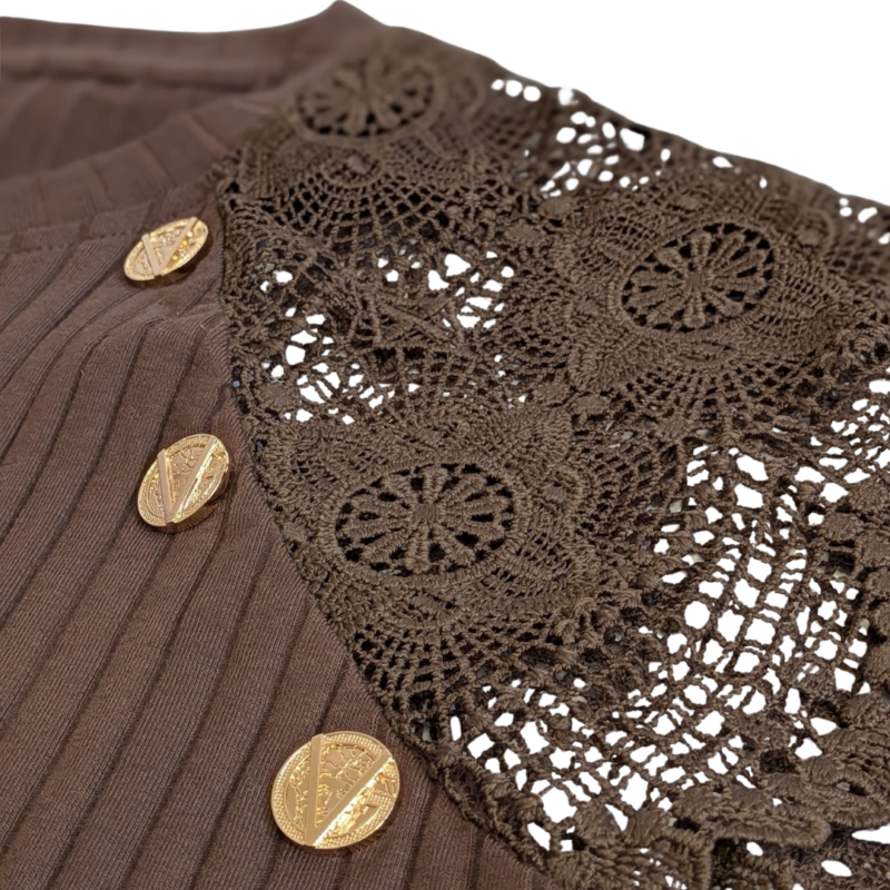 Zbliżenie koronki i złotych guzików w brązowej bluzce damskiej