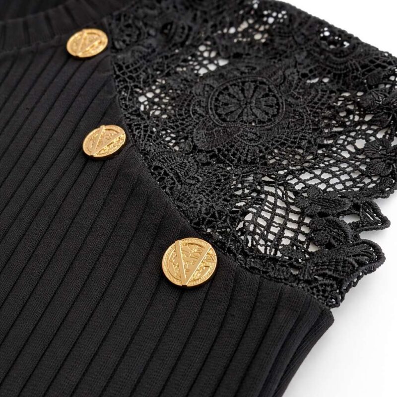 Czarna bluzka prążkowana z koronką na ramionach i złotymi guzikami – zbliżenie na detal