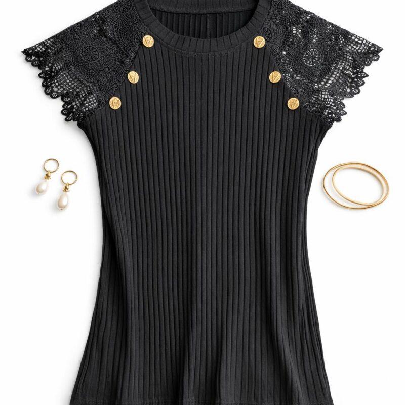 Czarna koszulka damska z koronką na ramionach i złotymi guzikami z dodatkami