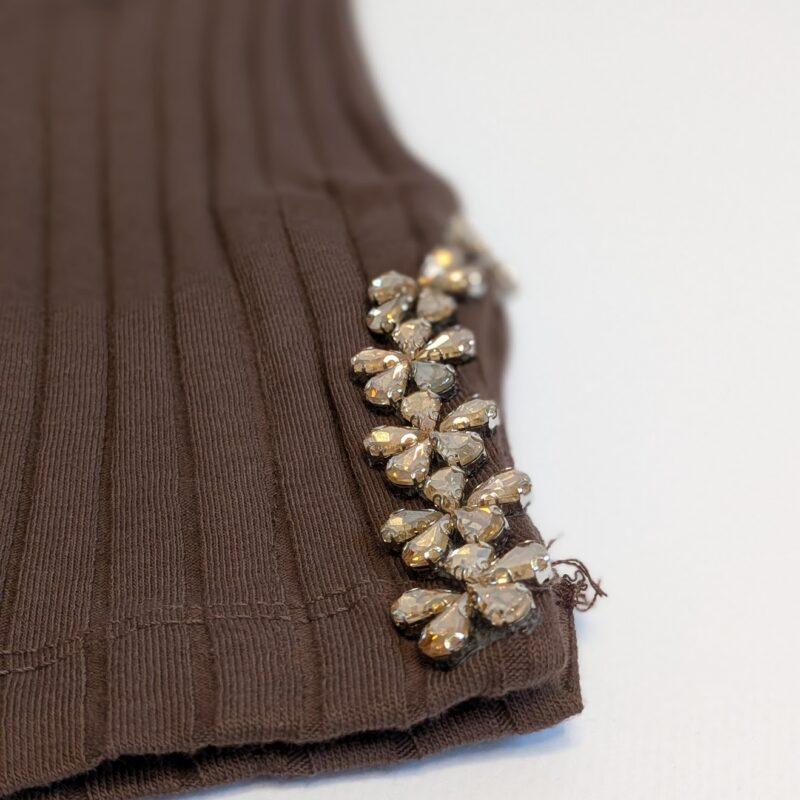 czekoladowa koszulka prążkowana damska detal rękawa cyrkonie kwiatki