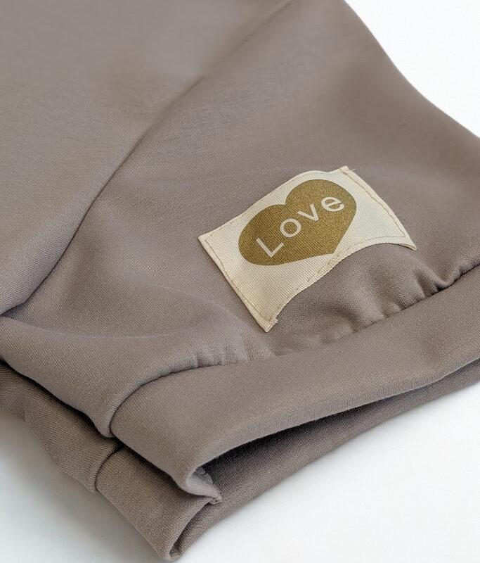 aplikacja love na rękawie komplet dresowy damski fango detal