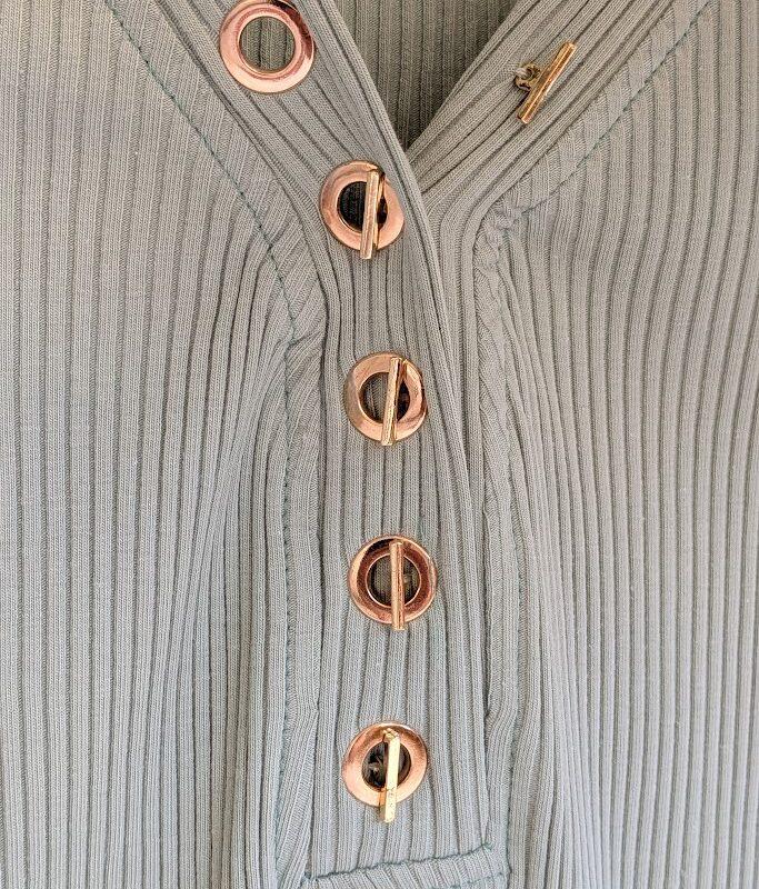 dekolt z guzikami sukienka miętowa detal